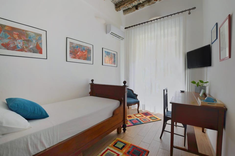 Bed, TV and multimedia, Photo of the whole room, Bedroom, hair dresser, air conditioner
