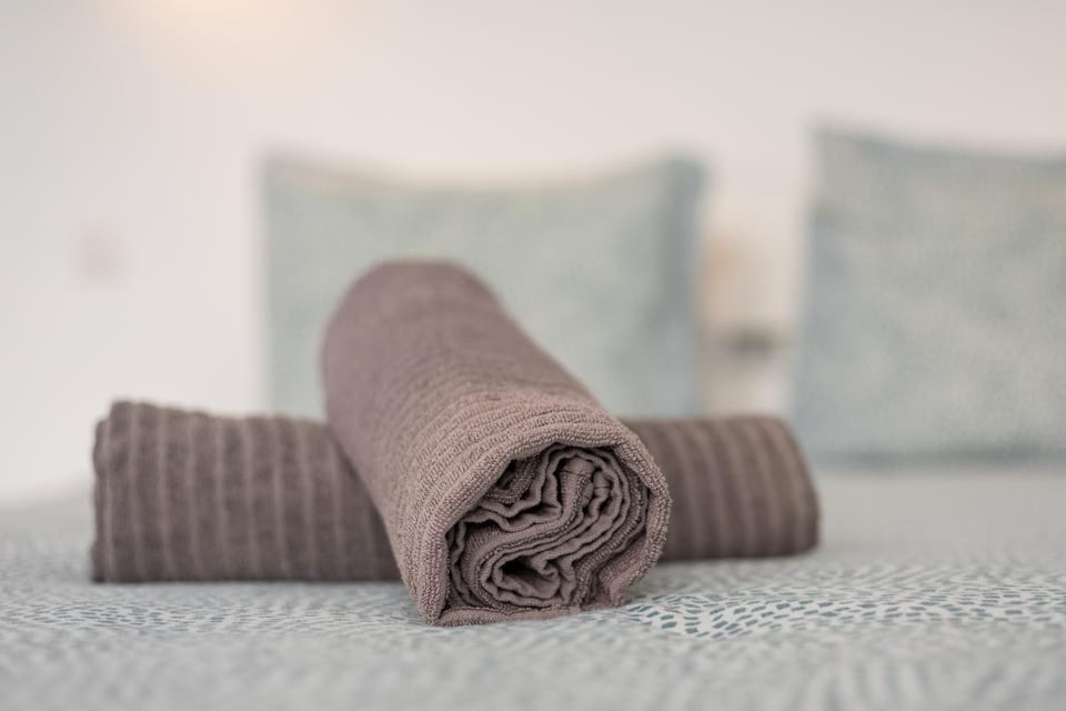 Bed, Bedroom, towels