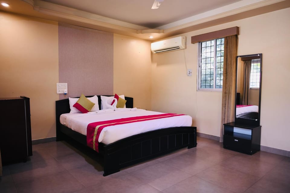 Bed, Photo of the whole room, wardrobe, air conditioner