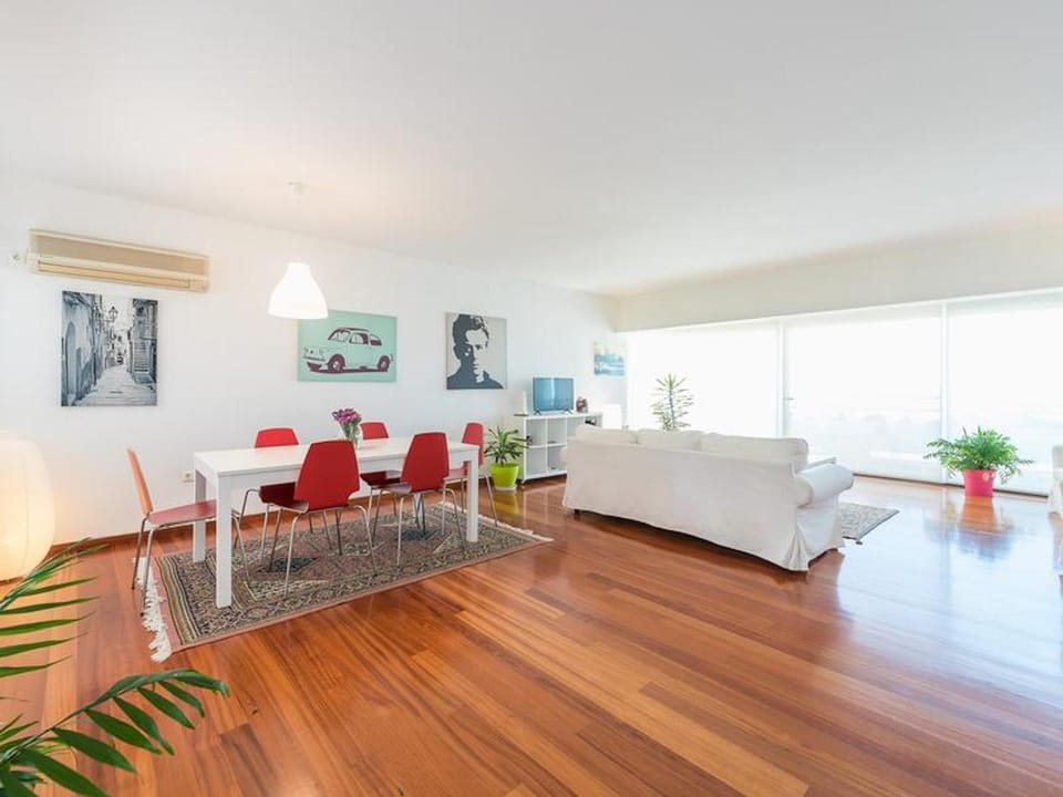 Restaurant/places to eat, TV and multimedia, Living room, Seating area, Dining area