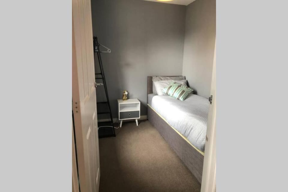 Dudley House **Staycation & Contractors** Sleeps 7 House in England