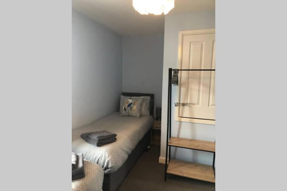 Dudley House **Staycation & Contractors** Sleeps 7 House in England