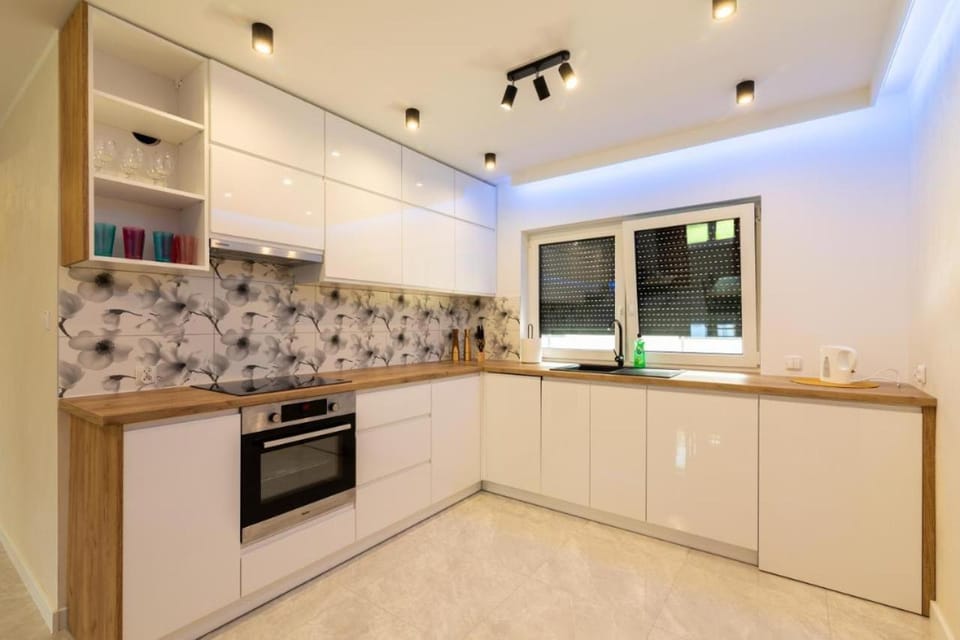 Kitchen or kitchenette, dishwasher, oven, pet friendly, stove