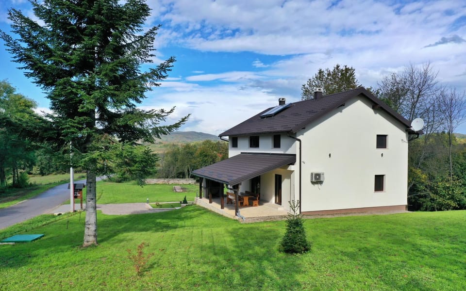 Property building, Day, Natural landscape, Garden, Garden view