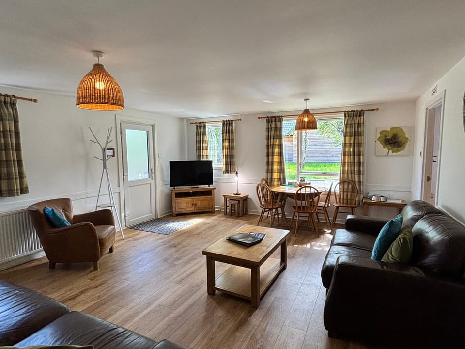 TV and multimedia, Living room, Seating area, Dining area