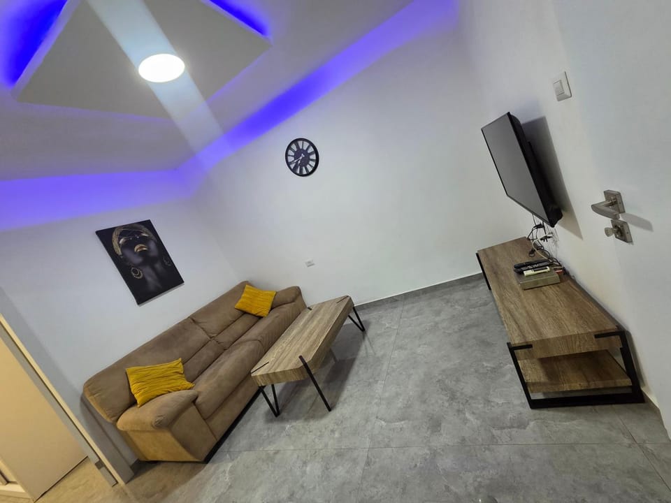 TV and multimedia, Living room, Seating area, Evening entertainment