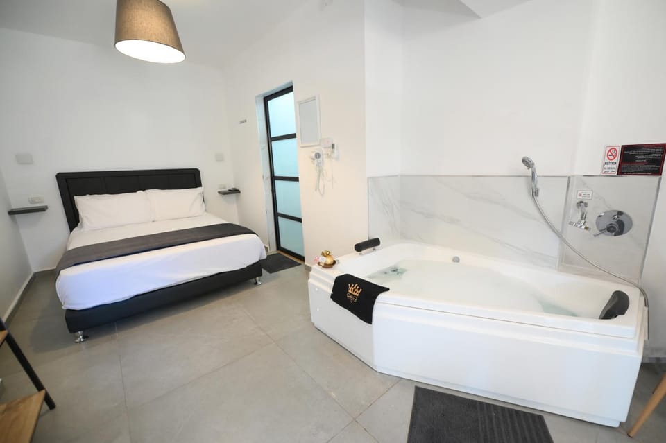 Hot Tub, Hot Tub, Bedroom