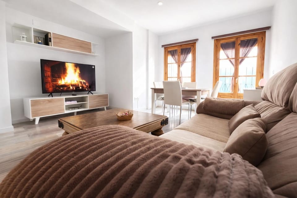 TV and multimedia, Living room, Dining area, Inner courtyard view