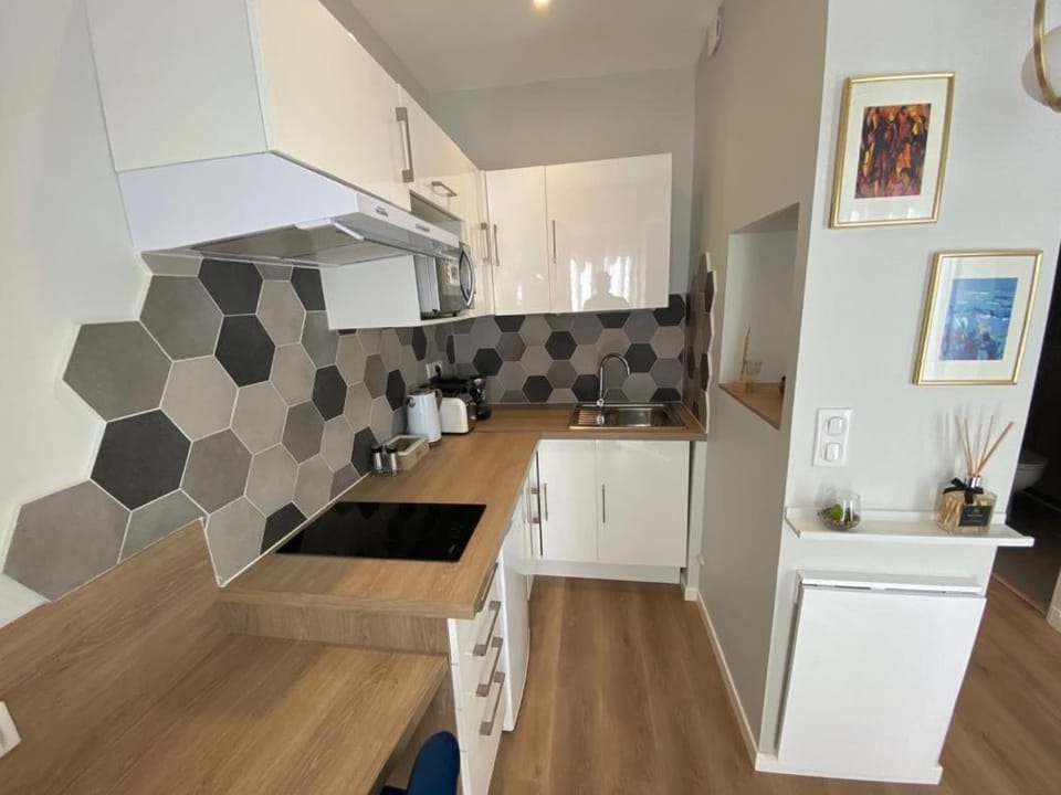 Kitchen or kitchenette