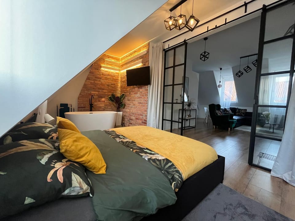 Communal lounge/ TV room, Bed, TV and multimedia, Seating area, Evening entertainment, Bedroom