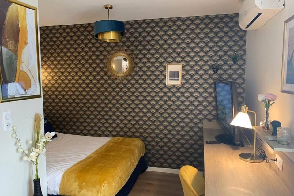Bed, TV and multimedia, Photo of the whole room, Seating area, Bedroom