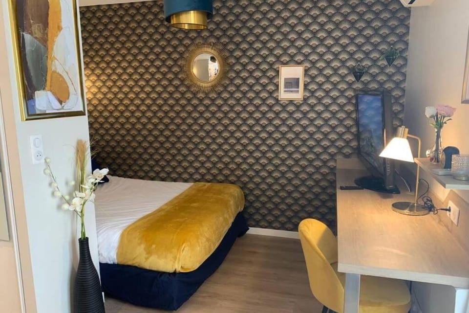 Bed, TV and multimedia, Photo of the whole room, Seating area, Bedroom