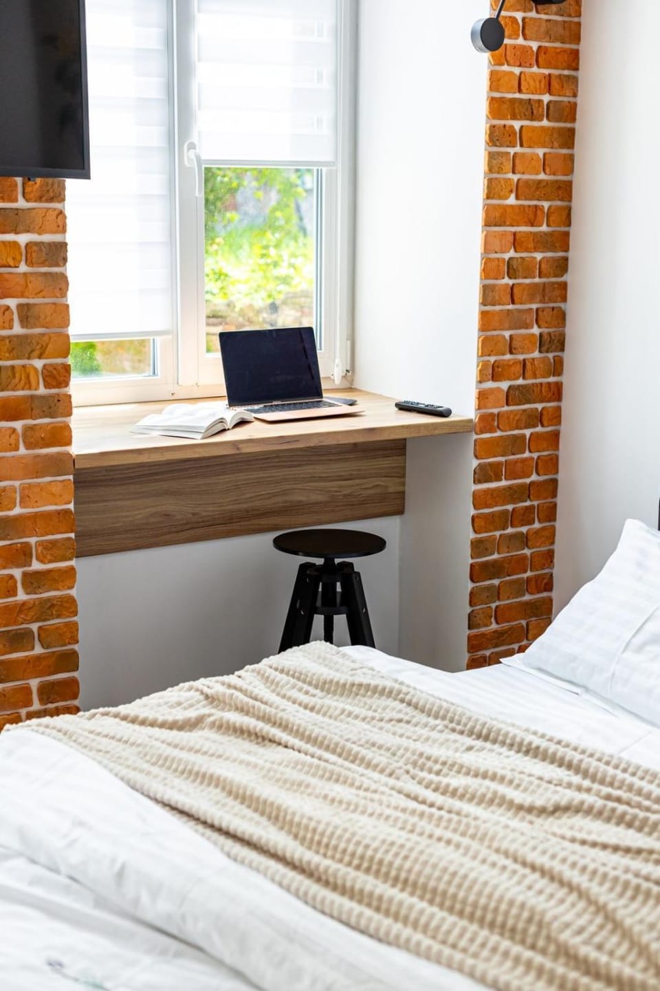 Bed, TV and multimedia, Photo of the whole room, Bedroom