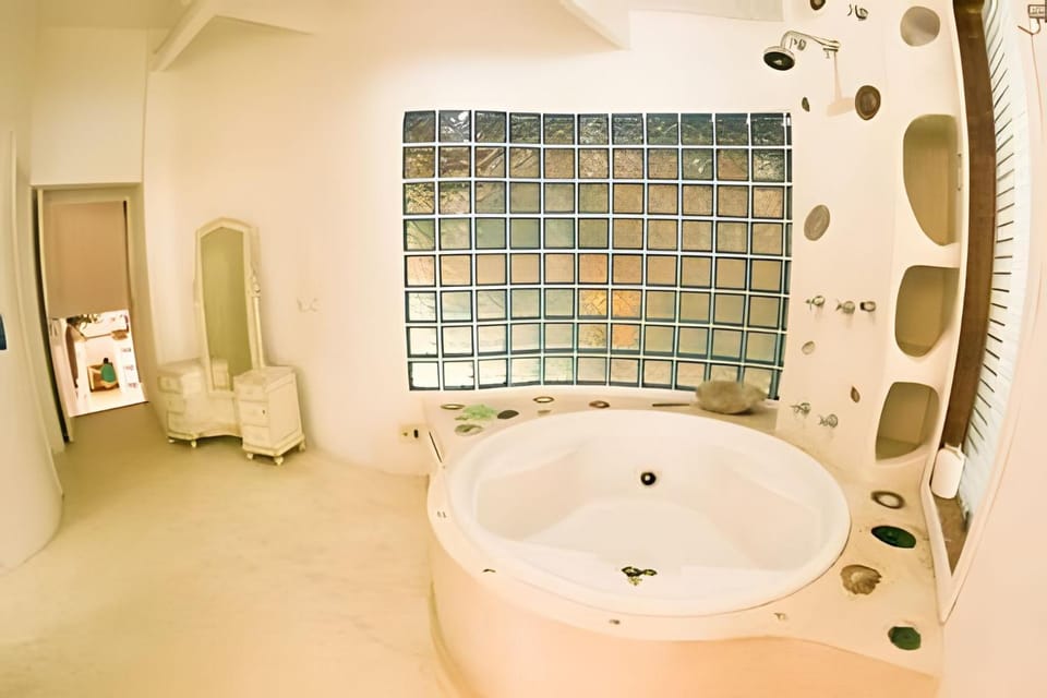 Shower, Toilet, Hot Tub, Bathroom