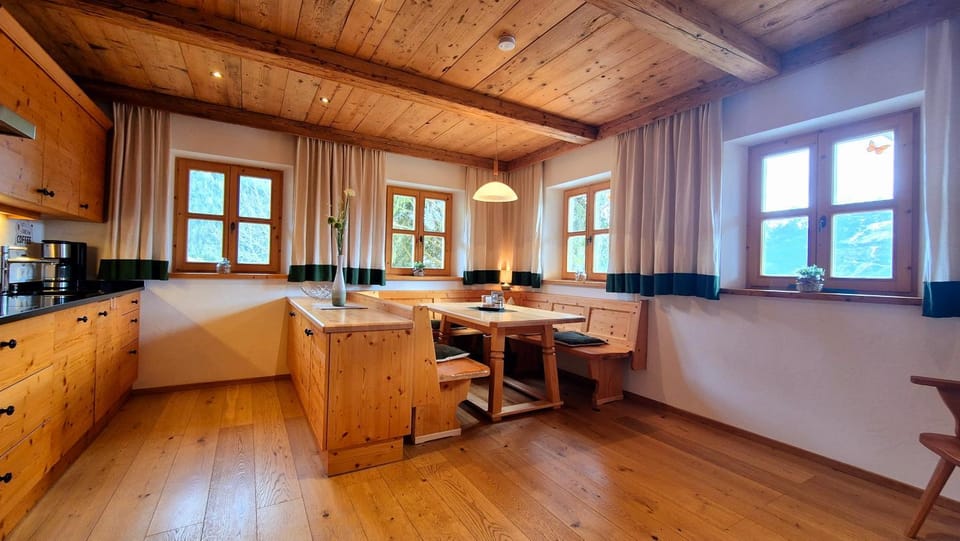Seating area, Dining area