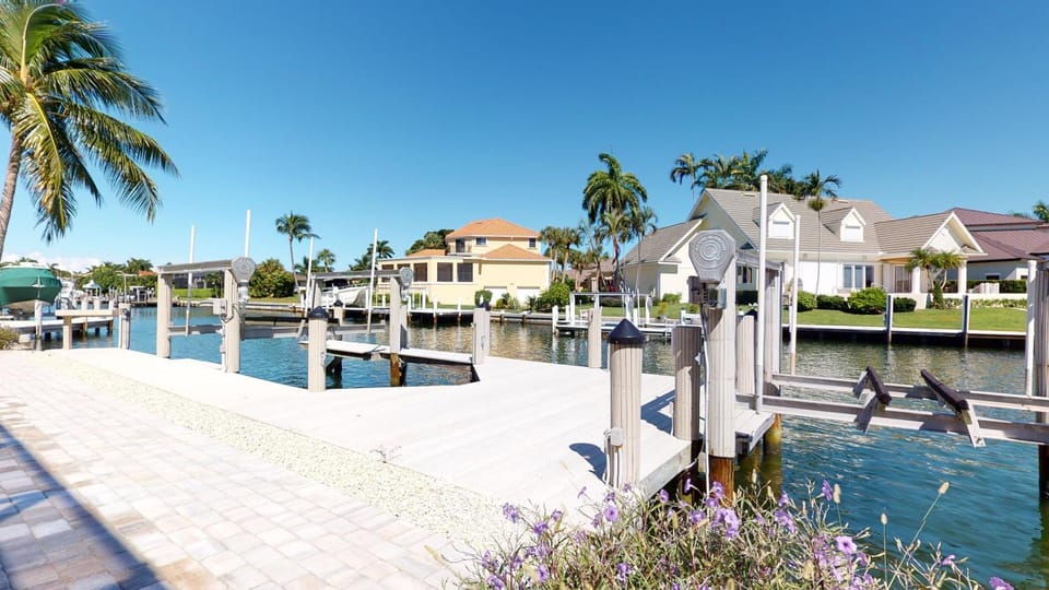 Luxury Rental Walkable To Beach With Wide Water Views I Pet Friendly House in Marco Island