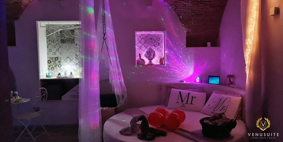 Bed, Decorative detail, Decorative detail