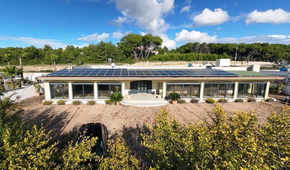 Property building, Day, Garden, Parking