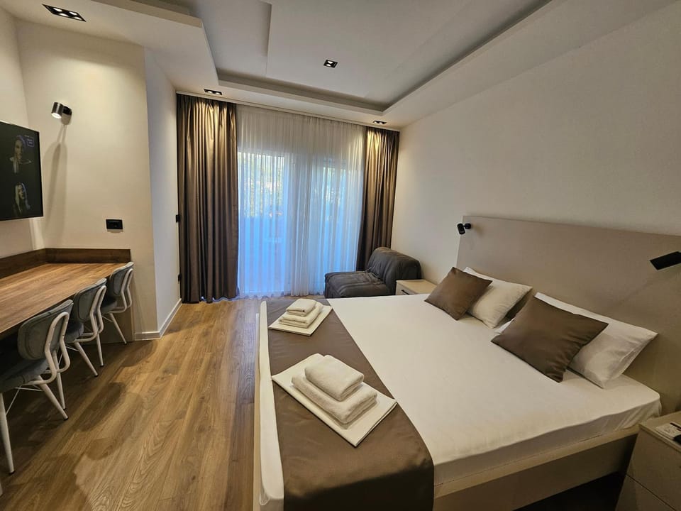 Bed, TV and multimedia, towels