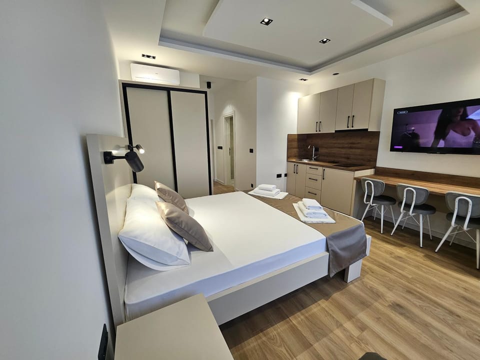 Bed, TV and multimedia, Kitchen or kitchenette, towels, wardrobe