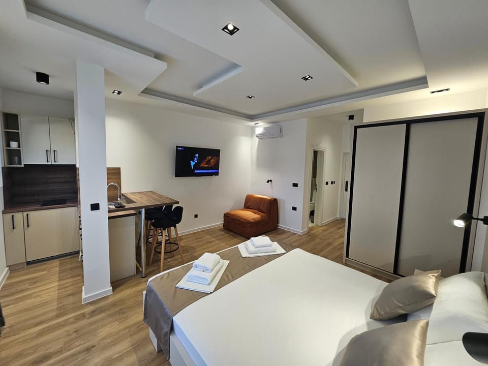 Bed, TV and multimedia, Kitchen or kitchenette, wardrobe
