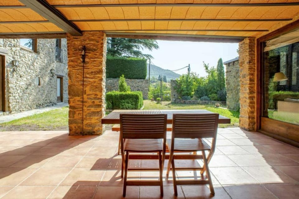 Cal Masover, casa de piedra rehabilitada House in Ripollès