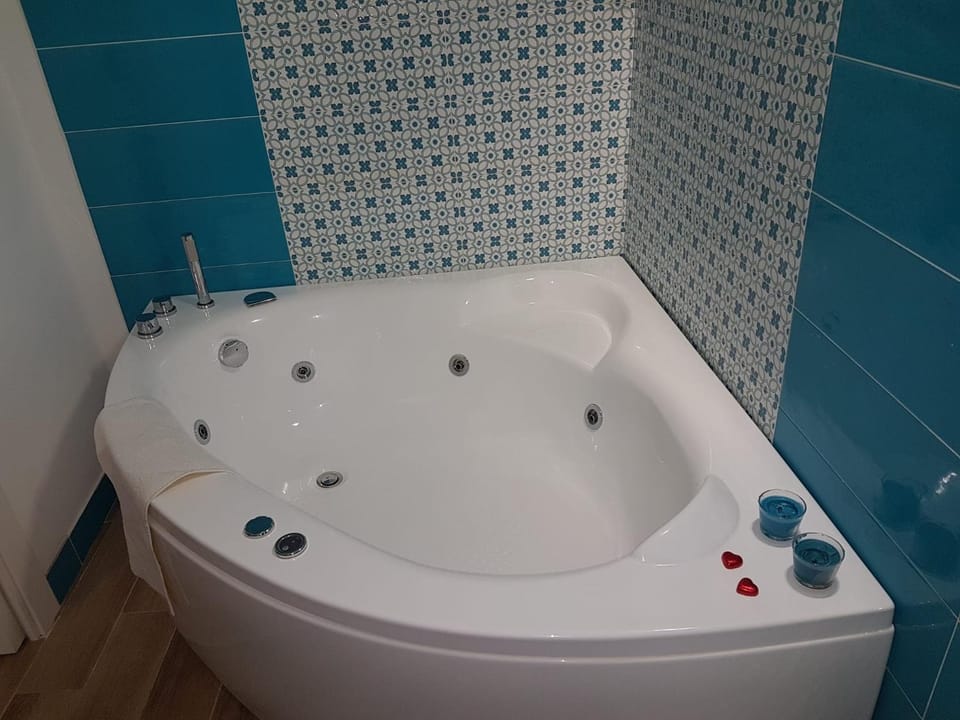 Hot Tub, Bathroom