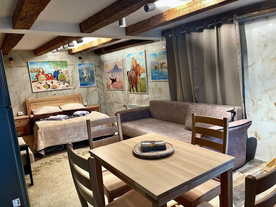 Bed, Living room, Photo of the whole room, Decorative detail, Seating area, Dining area, Bedroom