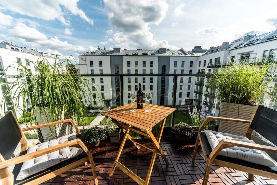 Property building, Balcony/Terrace, Seating area, Garden view