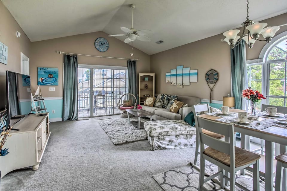 Lovely Myrtle Beach Condo: 4 Mi to Boardwalk! House in Carolina Forest