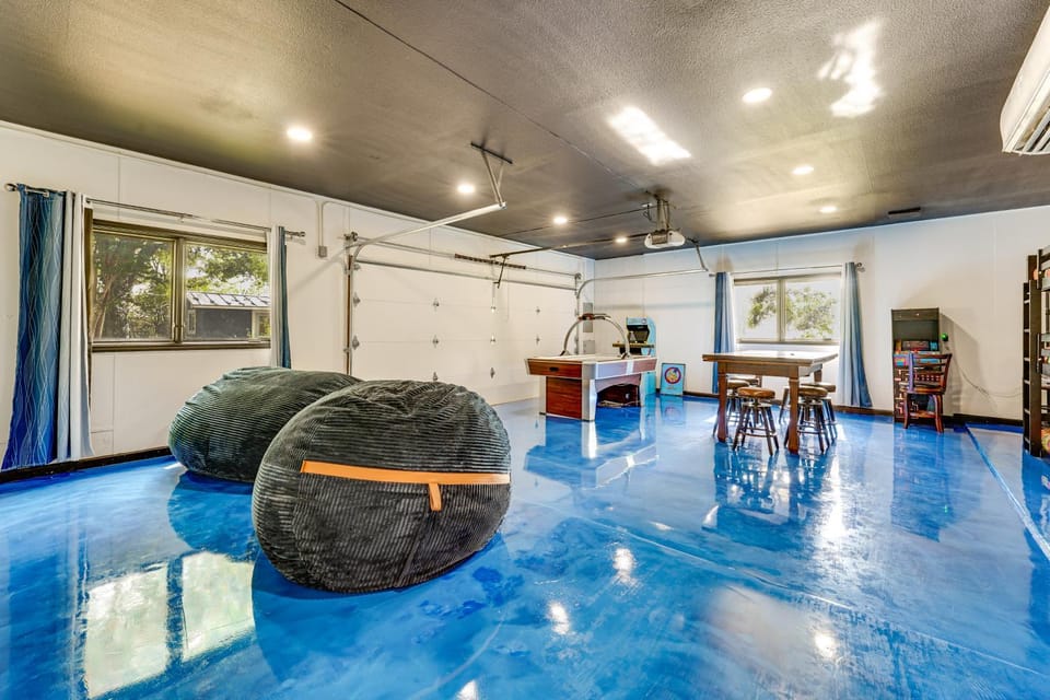 4-Season Boathouse, Hot Tub! Guadalupe River Oasis House in Seguin