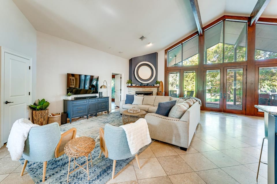 4-Season Boathouse, Hot Tub! Guadalupe River Oasis House in Seguin