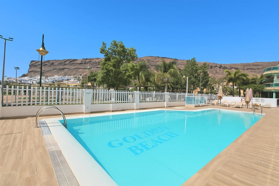Swimming pool, sunbed