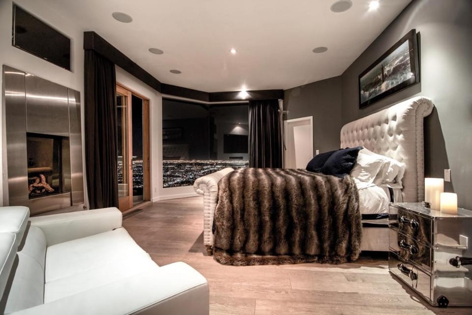 Hollywood Hills Modern Sanctuary–Jaw Dropping View Villa in Beverly Hills