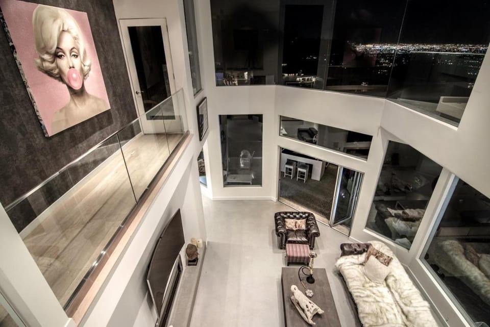 Hollywood Hills Modern Sanctuary–Jaw Dropping View Villa in Beverly Hills