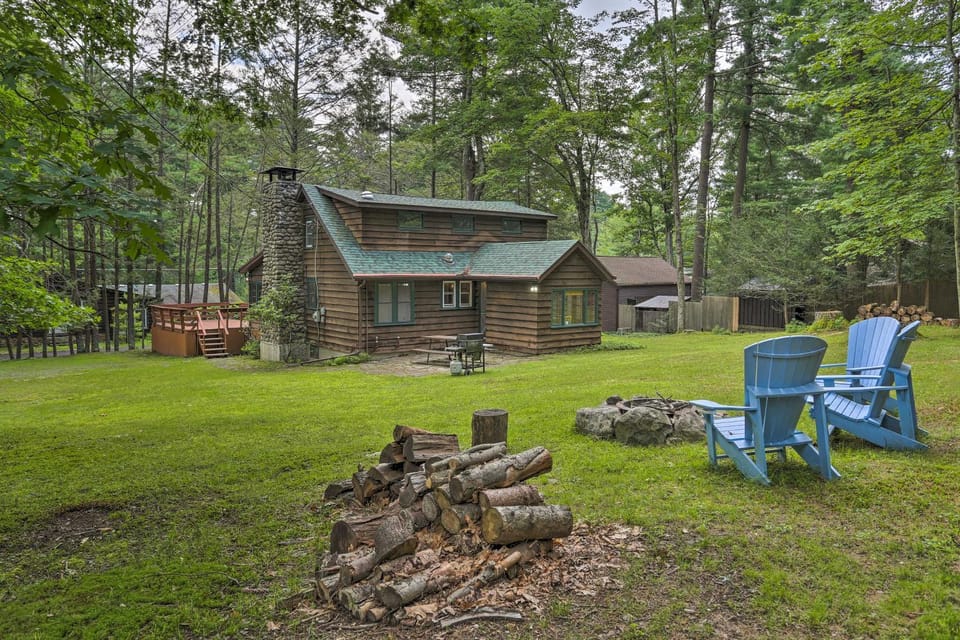Steps to Lake: Tafton Cottage w/ Fire Pit & Grill House in Lake Wallenpaupack