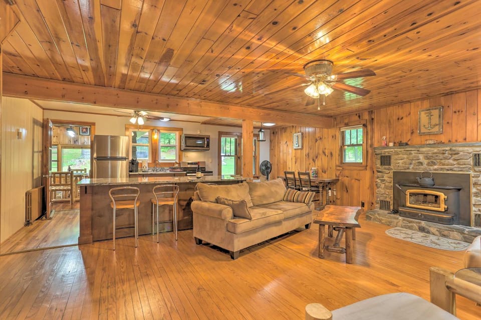 Steps to Lake: Tafton Cottage w/ Fire Pit & Grill House in Lake Wallenpaupack