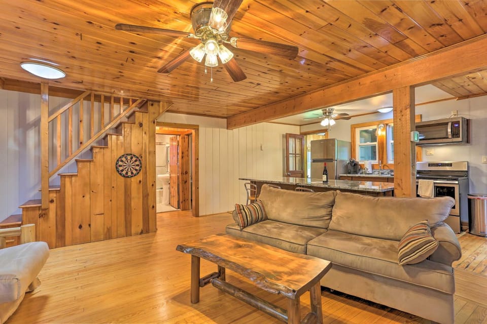 Steps to Lake: Tafton Cottage w/ Fire Pit & Grill House in Lake Wallenpaupack