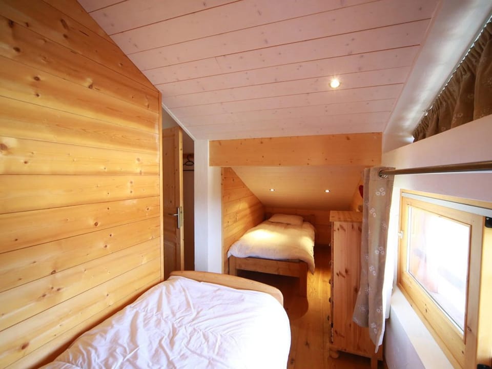 Ferme rénovée 12 pers, 450m des pistes, navette gratuite, balcon S-O, parking, WIFI - FR-1-572-23 Apartment in Arâches-la-Frasse