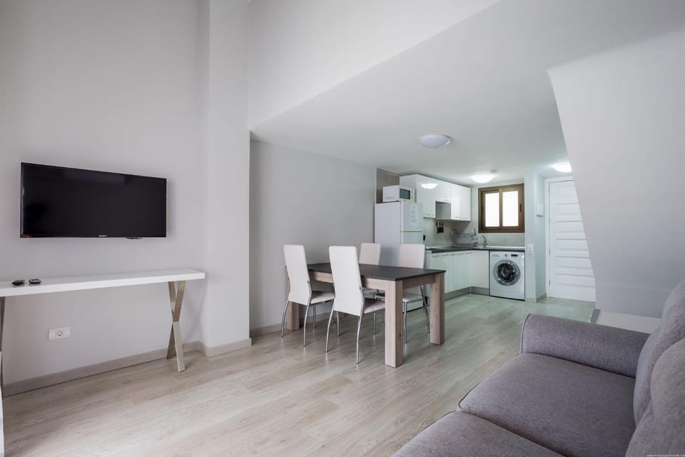 Communal lounge/ TV room, TV and multimedia, Living room, Seating area, Dining area