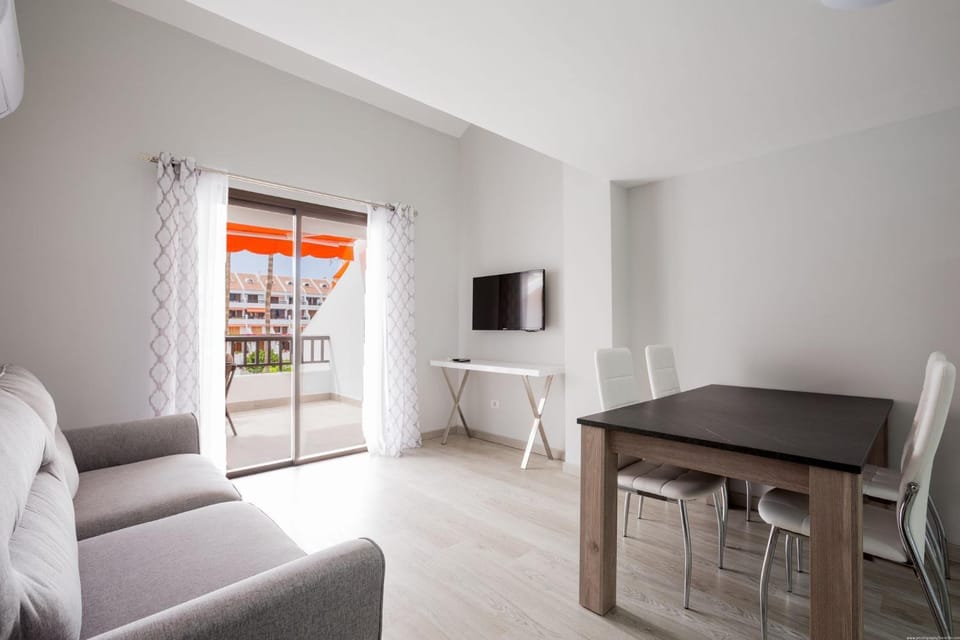 TV and multimedia, Living room, Seating area, Dining area