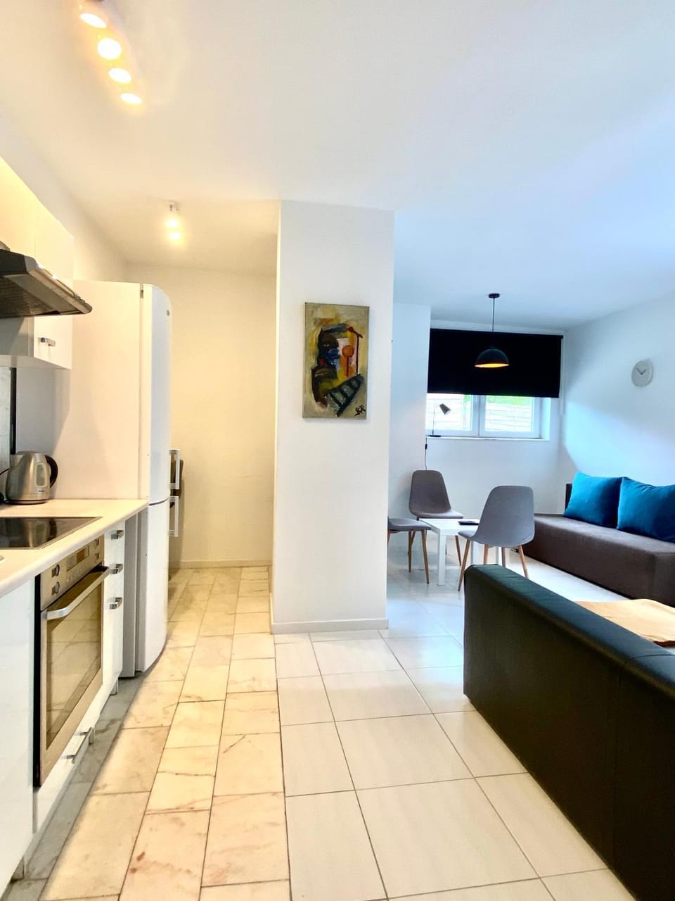 TV and multimedia, Kitchen or kitchenette, Living room, Seating area, stove