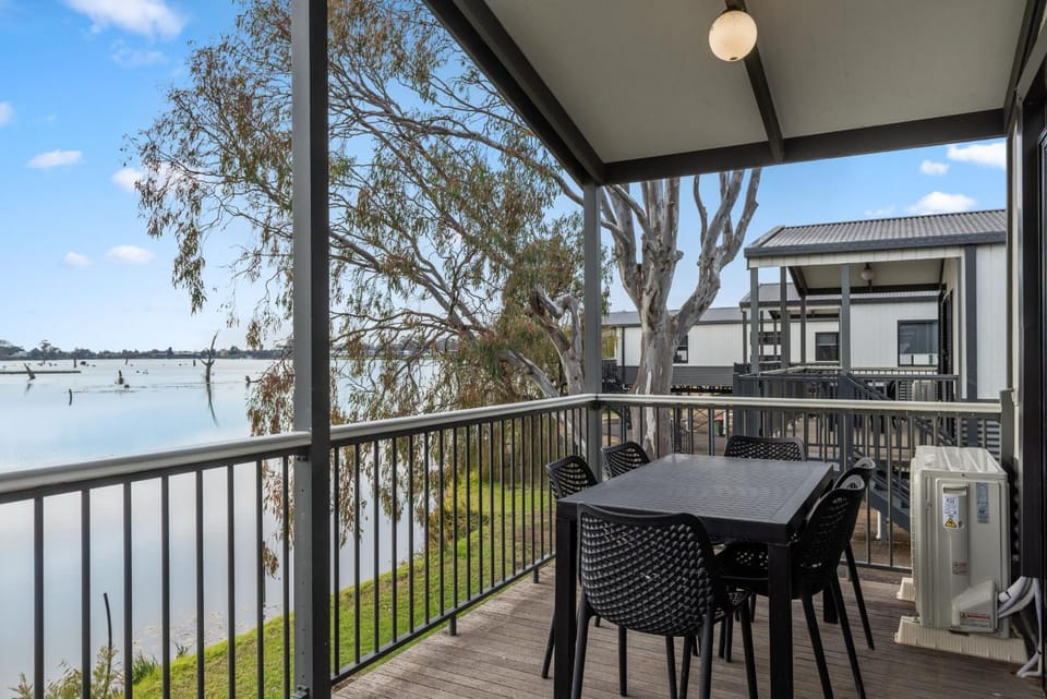 View (from property/room), Balcony/Terrace, Lake view, River view