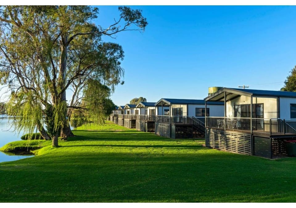 Property building, Spring, Day, Natural landscape, Garden, Garden view, Lake view, River view