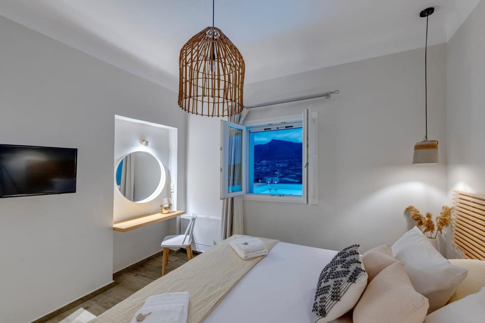Bed, Hot Tub, TV and multimedia, Photo of the whole room, Decorative detail, Bedroom, towels