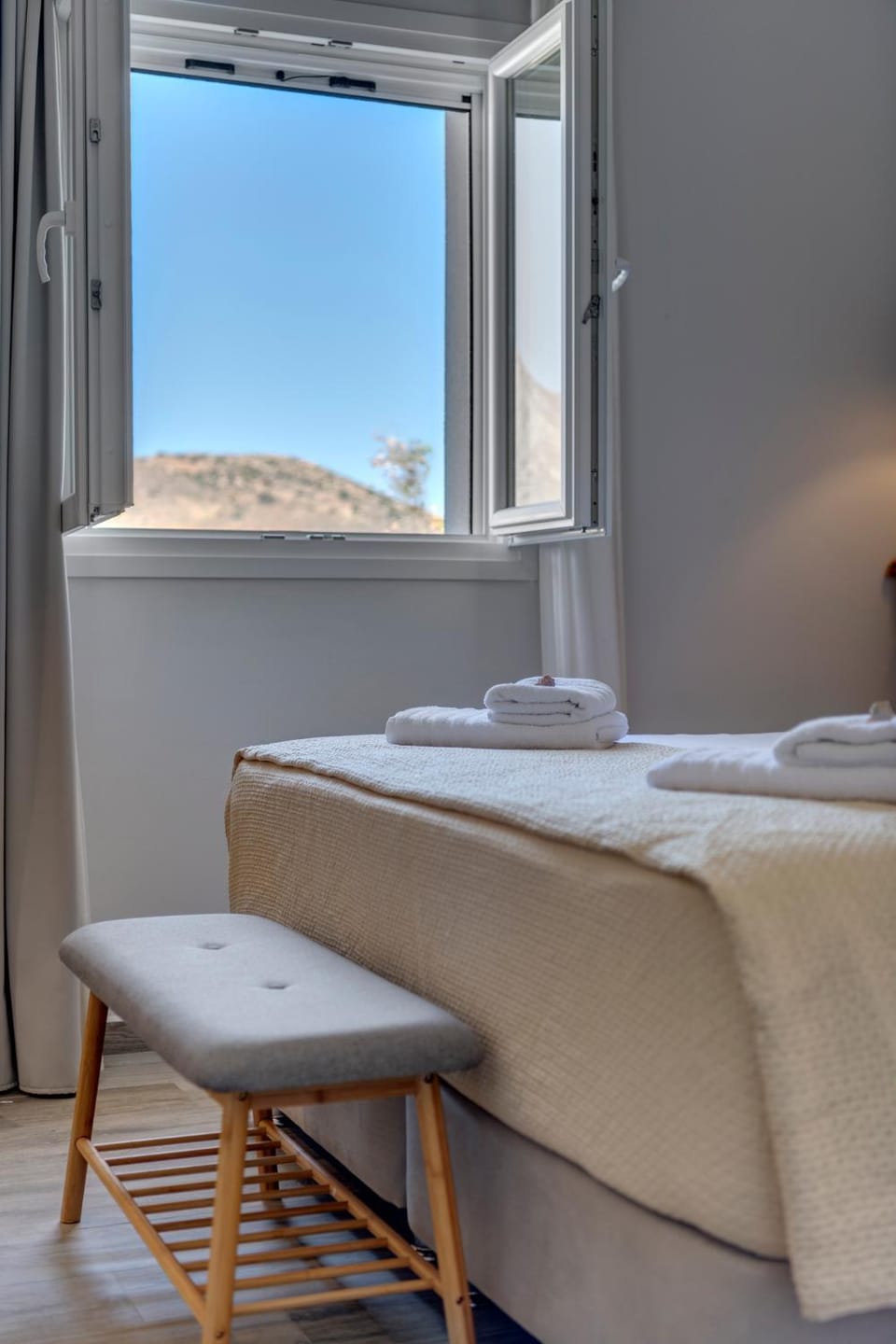 Bed, Natural landscape, Photo of the whole room, Decorative detail, Bedroom, Mountain view, towels
