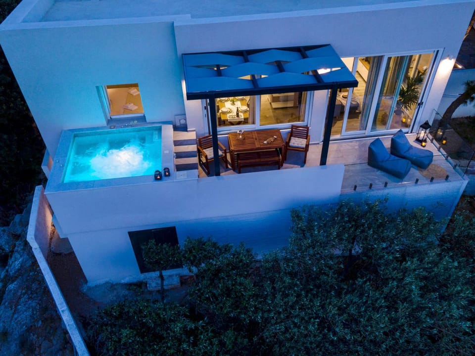Property building, Night, Hot Tub, Hot Tub, Decorative detail, Decorative detail, Dining area, hair dresser, sunbed