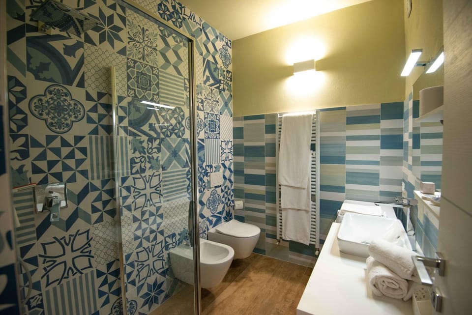 Shower, Toilet, Bathroom, bidet, towels