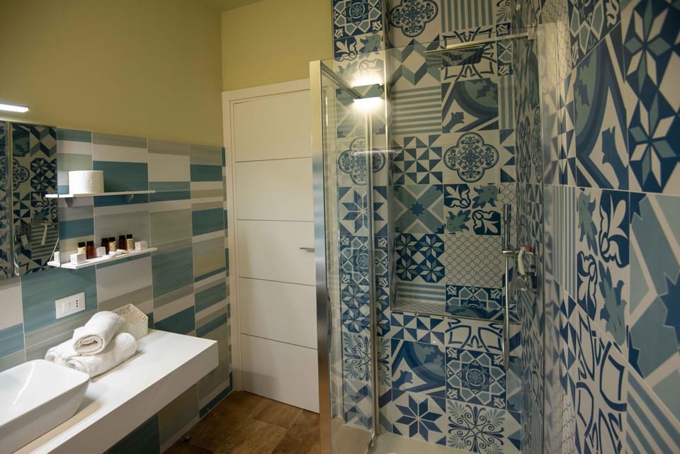 Shower, Bathroom, towels