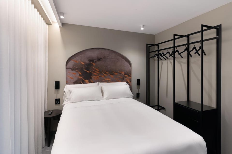 Bed, TV and multimedia, Photo of the whole room, Bedroom, Inner courtyard view